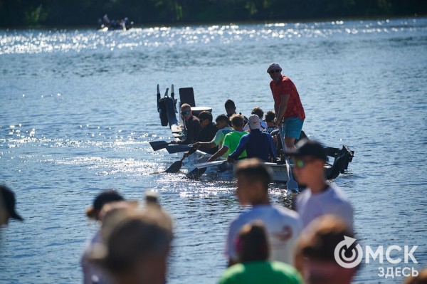 В Омске прошли соревнования по гребле на лодках "Дракон", байдарках и каноэ