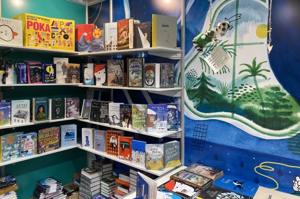 "Дистанцироваться от цифрового мира". Пиар-директор издательства о неудобных темах, книжных блогерах и чтении под сериалы