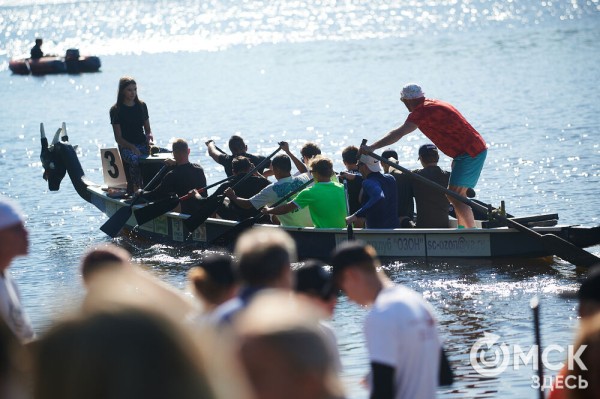 В Омске прошли соревнования по гребле на лодках "Дракон", байдарках и каноэ
