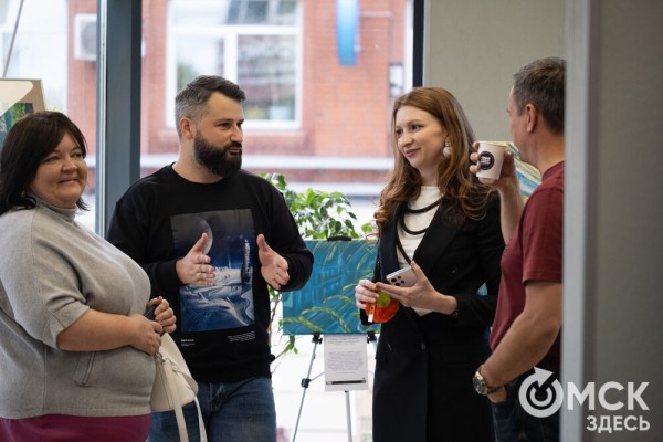 Квантовые вибрации: художники разгадывают тайны цифровой вселенной через цвет и форму