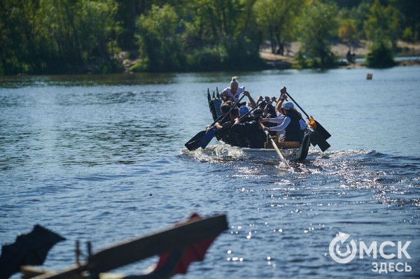 В Омске прошли соревнования по гребле на лодках "Дракон", байдарках и каноэ