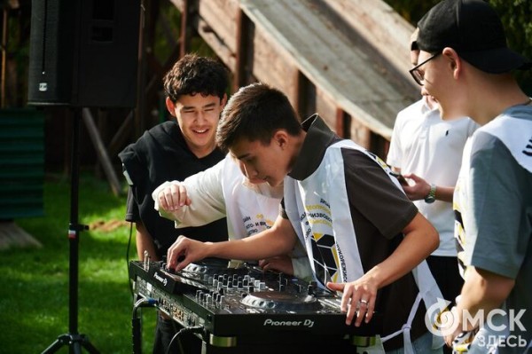 Движение вперёд: начало "ОмФеста-2025" - экспедиция в мир стартапов и неограниченных возможностей