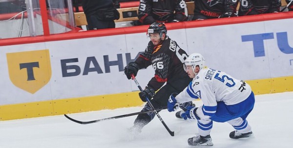 Первый в сезоне хет-трик принёс "Авангарду" победу над "Динамо"