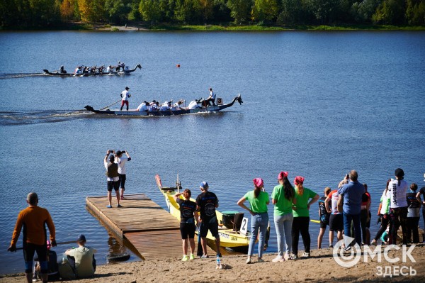 В Омске прошли соревнования по гребле на лодках "Дракон", байдарках и каноэ