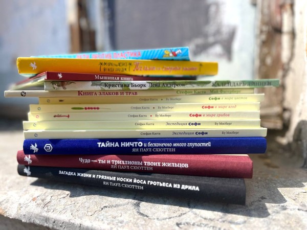 "Дистанцироваться от цифрового мира". Пиар-директор издательства о неудобных темах, книжных блогерах и чтении под сериалы