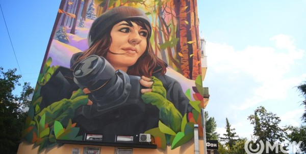 Почти всегда с фотоаппаратом. В Омске закончили граффити в память о Лене Латыповой