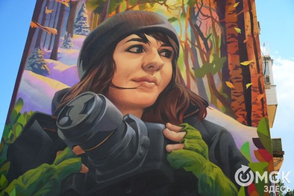 Почти всегда с фотоаппаратом. В Омске закончили граффити в память о Лене Латыповой