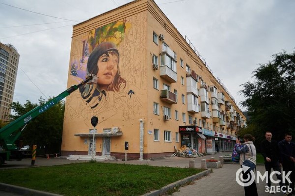Почти всегда с фотоаппаратом. В Омске закончили граффити в память о Лене Латыповой