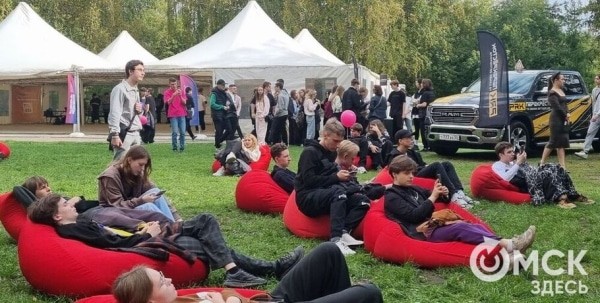 Думаем о будущем, вспоминая прошлое. В Омске стартовал "ОмФест-2025"