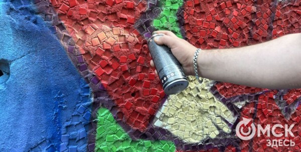 Словно герой фильма Гая Ричи. Омский граффитсит посвятил мурал тренеру 