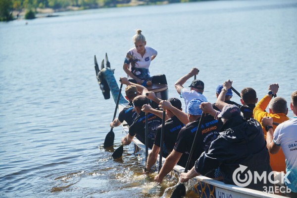 В Омске прошли соревнования по гребле на лодках "Дракон", байдарках и каноэ