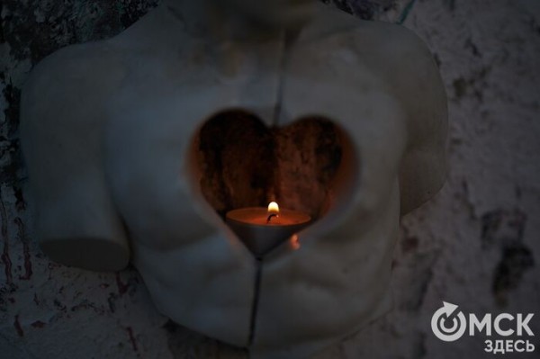 "Пустота содержит в себе потенциал". Интервью с художником, который создает белые арт-объекты и прячется за чёрной маской "Пустота содержит в себе потенциал". Интервью с художником, который создает белые арт-объекты и прячется за чёрной маской