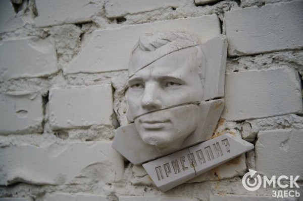 "Пустота содержит в себе потенциал". Интервью с художником, который создает белые арт-объекты и прячется за чёрной маской "Пустота содержит в себе потенциал". Интервью с художником, который создает белые арт-объекты и прячется за чёрной маской