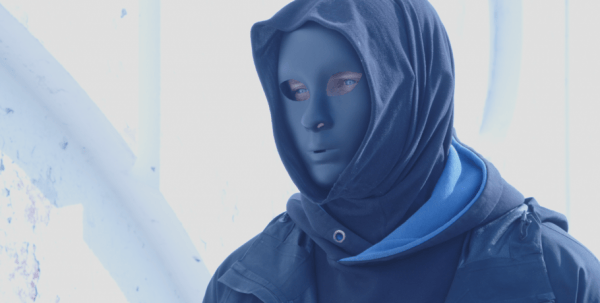 "Пустота содержит в себе потенциал". Интервью с художником, который создает белые арт-объекты и прячется за чёрной маской "Пустота содержит в себе потенциал". Интервью с художником, который создает белые арт-объекты и прячется за чёрной маской