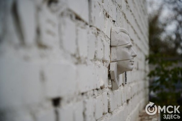 "Пустота содержит в себе потенциал". Интервью с художником, который создает белые арт-объекты и прячется за чёрной маской "Пустота содержит в себе потенциал". Интервью с художником, который создает белые арт-объекты и прячется за чёрной маской