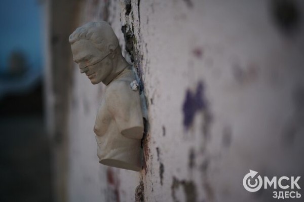 "Пустота содержит в себе потенциал". Интервью с художником, который создает белые арт-объекты и прячется за чёрной маской "Пустота содержит в себе потенциал". Интервью с художником, который создает белые арт-объекты и прячется за чёрной маской