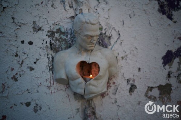 "Пустота содержит в себе потенциал". Интервью с художником, который создает белые арт-объекты и прячется за чёрной маской "Пустота содержит в себе потенциал". Интервью с художником, который создает белые арт-объекты и прячется за чёрной маской