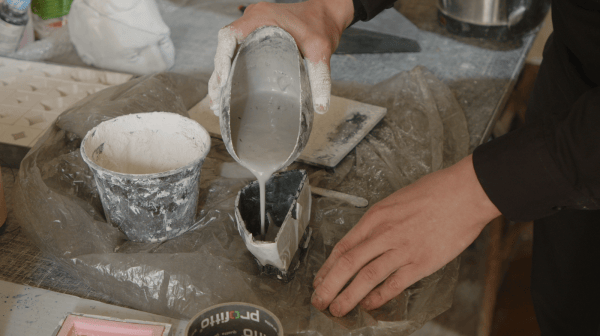 "Пустота содержит в себе потенциал". Интервью с художником, который создает белые арт-объекты и прячется за чёрной маской "Пустота содержит в себе потенциал". Интервью с художником, который создает белые арт-объекты и прячется за чёрной маской