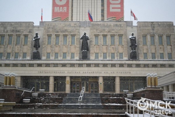 Захрустел под ногами. Омск окутало первым снегом