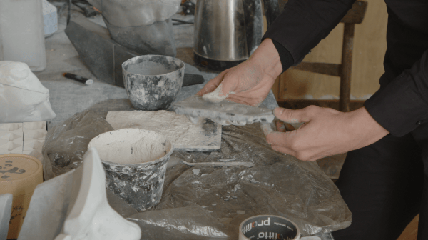 "Пустота содержит в себе потенциал". Интервью с художником, который создает белые арт-объекты и прячется за чёрной маской "Пустота содержит в себе потенциал". Интервью с художником, который создает белые арт-объекты и прячется за чёрной маской