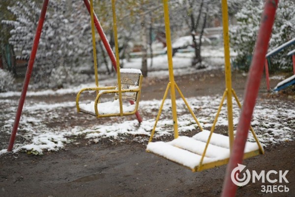 Захрустел под ногами. Омск окутало первым снегом