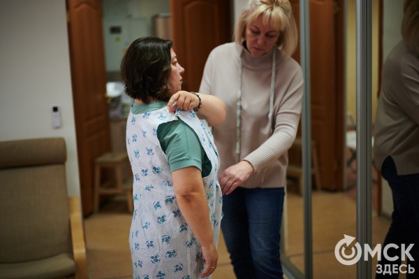 Одежда с заботой: в Омске шьют сорочки для поддержки женщин после мастэктомии