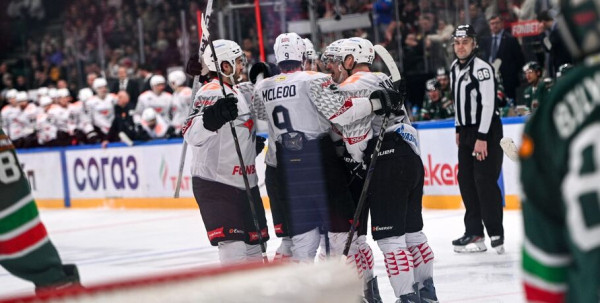 Дальше - "Металлург". Благодаря очередной победе "Авангард" вышел на вторую строчку Востока