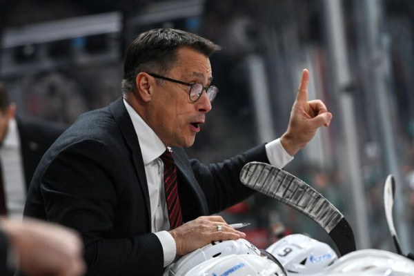 Дальше - "Металлург". Благодаря очередной победе "Авангард" вышел на вторую строчку Востока