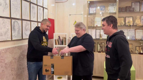 Фанаты &laquo;Авангарда&raquo; подарили ноутбук корифею омской хоккейной журналистики