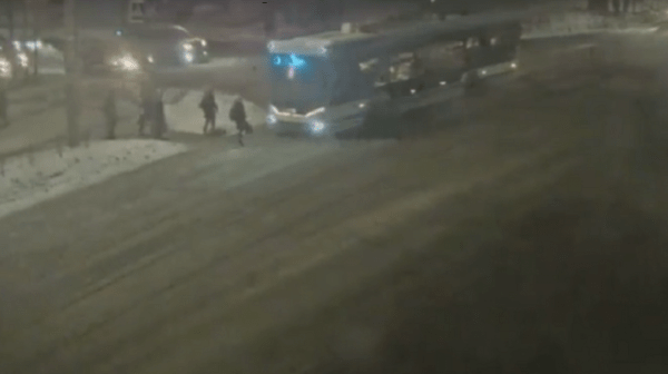 Троллейбус сбил школьника на пешеходном переходе в Омске: он получил тяжёлые травмы Троллейбус сбил школьника на пешеходном переходе в Омске: он получил тяжёлые травмы