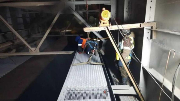 На мосту у Телецентра в морозы смонтировали ливневую канализацию