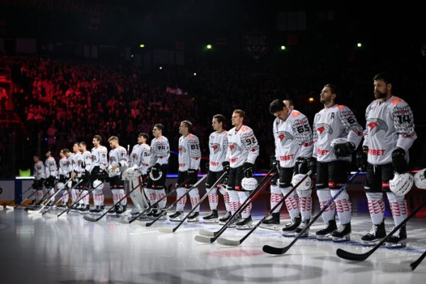 Дальше - "Металлург". Благодаря очередной победе "Авангард" вышел на вторую строчку Востока