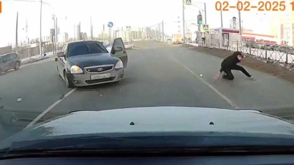 Какое-то чудо: омич на ходу вылетел из машины во время ДТП и остался жив