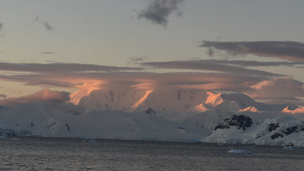 Омичи в Антарктике! Анастасия Селифонова заговорила о мировой проблеме из места, где нет часовых поясов Омичи в Антарктике! Анастасия Селифонова заговорила о мировой проблеме из места, где нет часовых поясов