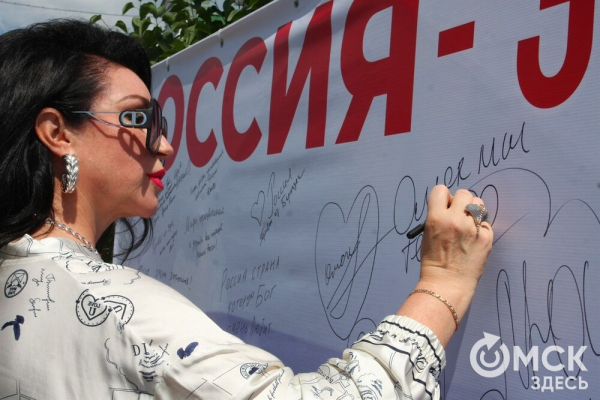 Парад национальностей, флотилия парусников и стычка с кочевниками. Как прошёл День России в Омске