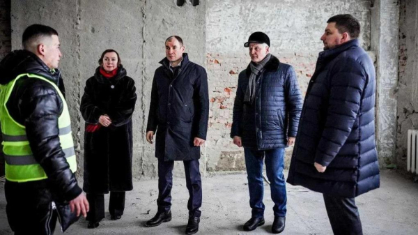 Сенатор Дмитрий Перминов проверил, как идёт ремонт двух школ в Омской области