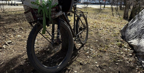 Из Таксимо в Питер. "Отчаянный велогитарист" остановился в Омске во время большого путешествия по России