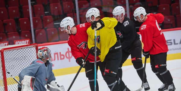 "Это серьёзный вызов, но мы вызовы любим". Омский "Авангард" вышел на лёд после паузы
