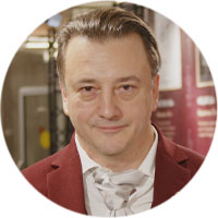 "Это наша работа&nbsp;- делать так, как никто не&nbsp;делает". Джукбокс-мюзикл о&nbsp;Дунаевских приезжает в&nbsp;Омск
