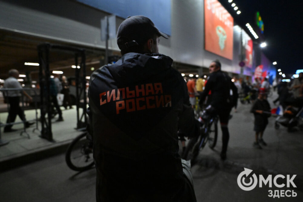 Омичи отпраздновали День флага ночным велозаездом