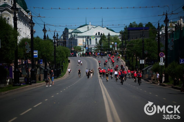 "Живой" триколор в сердце Омска: велосипедисты устроили шоу на улицах города "Живой" триколор в сердце Омска: велосипедисты устроили шоу на улицах города