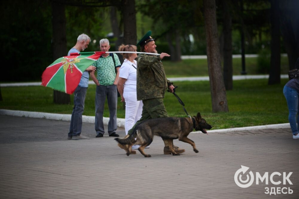 День пограничника в&nbsp;Омске отметили построением, танцами и долгожданными встречами