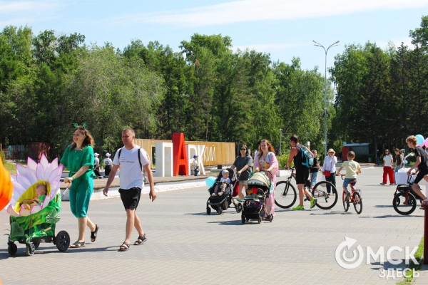 Коляски омских малышей превратились в троны и цветы