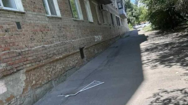 Двухлетний мальчик выпал из окна второго этажа в Омске