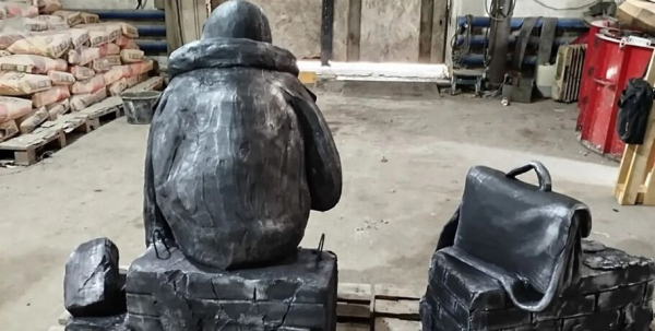 "Наивный художник" из Омской области создал свою скульптуру Алексея Балабанова