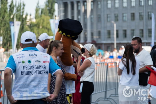 Скорость, безопасность и душевная беседа. Как в Омске проходит конкурс "Лучший водитель такси в России"