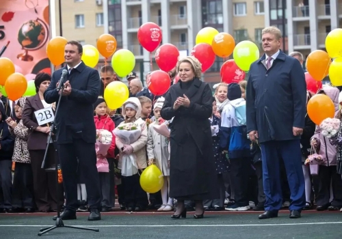 Валентина Матвиенко и&nbsp;Виталий Хоценко пришли на&nbsp;линейку в&nbsp;новую омскую школу в&nbsp;микрорайоне &laquo;Серебряный берег&raquo;