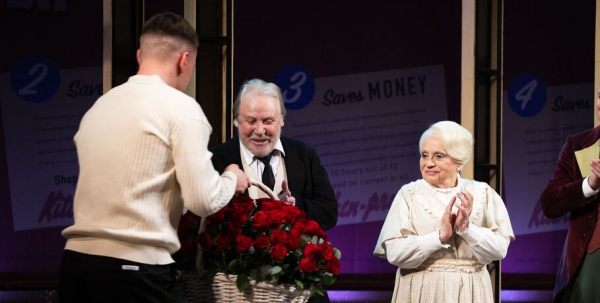 Без шайбы и в тишине. Хоккеисты "Авангарда" пришли посмотреть на игру Омской драмы Без шайбы и в тишине. Хоккеисты "Авангарда" пришли посмотреть на игру Омской драмы