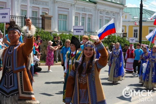 Парад национальностей, флотилия парусников и стычка с кочевниками. Как прошёл День России в Омске