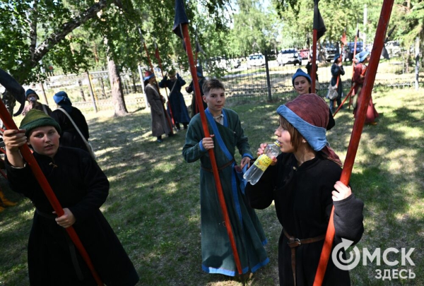 Парад национальностей, флотилия парусников и стычка с кочевниками. Как прошёл День России в Омске